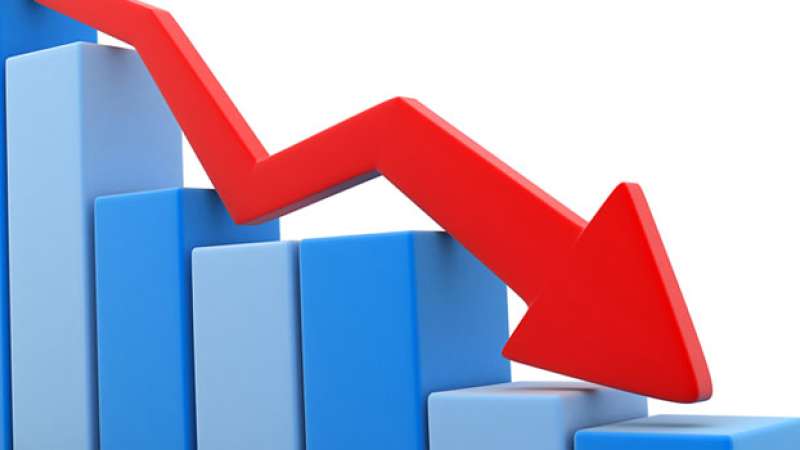 Statistic chart bars lowering in height from left to right with a red arrow following the path downward.